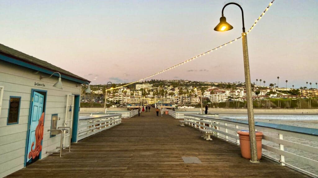 在加州最好的海滩之一，可以看到木板路和城市灯光