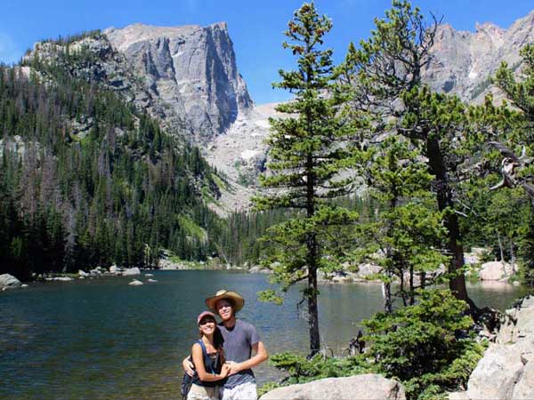 阿比盖尔和她的丈夫在科罗拉多州的翡翠湖小径