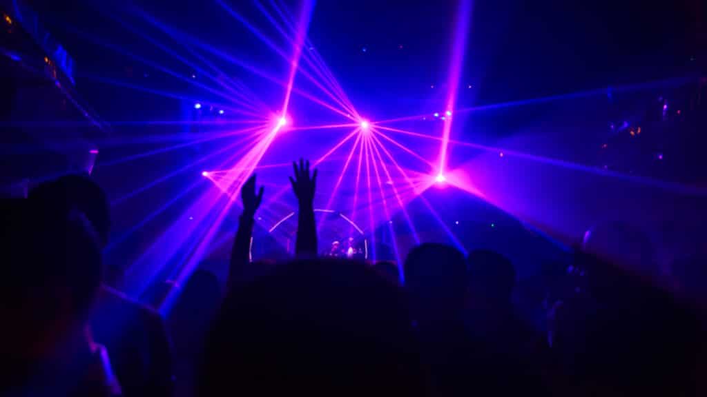 DJ在远处播放，人们在拉斯维加斯最好的俱乐部之一的灯光下聚会