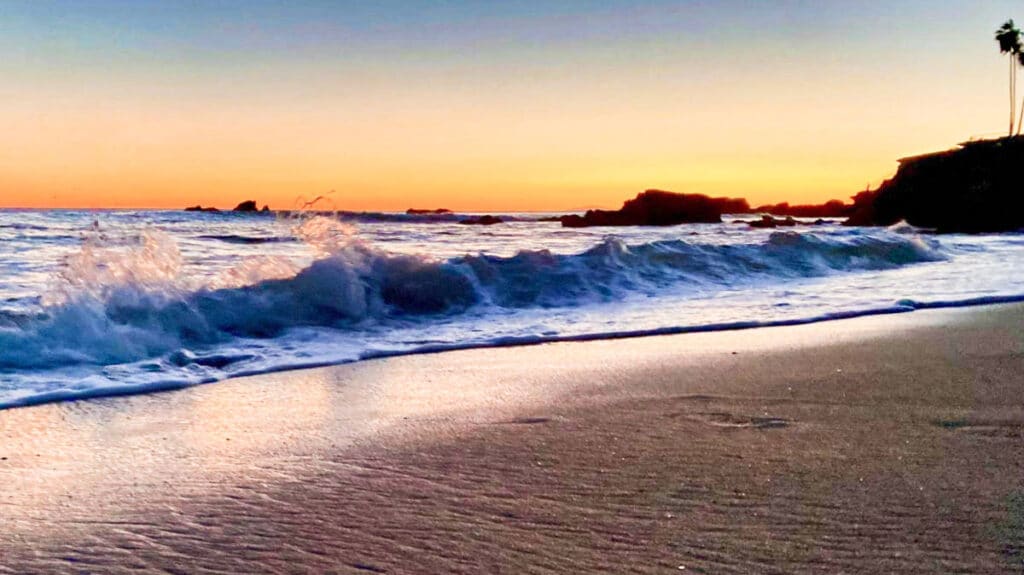 日落时分，海浪拍打着海岸，这是加州奥兰治县最好的住宿地点之一