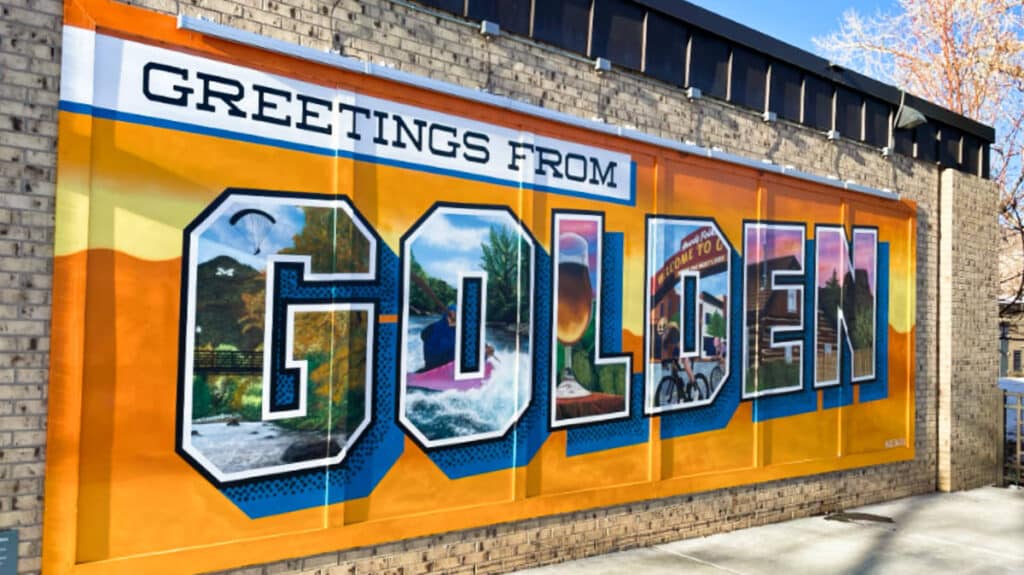 当选择在戈尔登科罗拉多州住在哪里时，在一些顶级地方附近的戈尔登欢迎标志的壁画