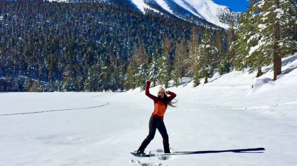 作者麦肯纳·莫布里(McKenna Mobley)在白雪覆盖的山上滑雪，这是加州内陆帝国最好的事情之一
